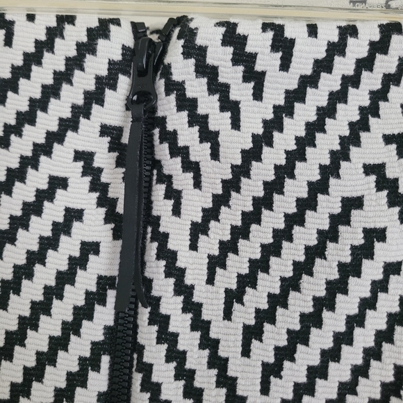 Lane Bryant Plus Size 22 Black/White Zig Zag Textured Zip Back Pencil Skirt - Picture 5 of 7